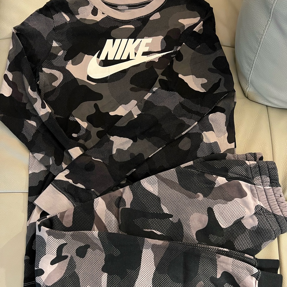 Nike Camo sweatsuit